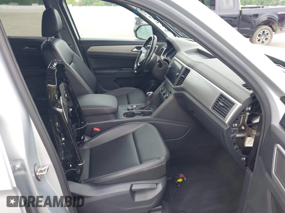 2018 Volkswagen Atlas SE with VIN 1V2KR2CA5JC570959, listed as a IAAI auction lot 42202947 with 122,134 mi miles and . Bid and sale history available at DreamBid. Image 5.