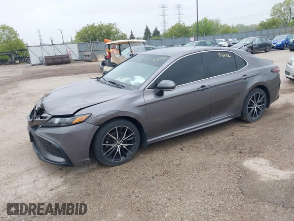 2023 Toyota Camry SE z VIN 4T1G11AK2PU088324, wystawiony jako IAAI lot #42173302 z przebiegiem 72 239 mil mil oraz . Historia ofert i sprzedaży dostępna na DreamBid. Obrazek 2.