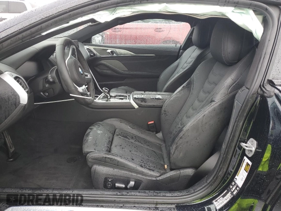 2025 BMW 8 Series M850i xDrive z VIN WBABC4C01SCT38959, wystawiony jako Copart lot #81842724 z przebiegiem Nie podano mil oraz Szkoda całkowita • Salvage title. Historia ofert i sprzedaży dostępna na DreamBid. Obrazek 7.