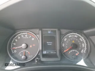 2023 Toyota Tacoma SR z VIN 3TMCZ5AN2PM636047, wystawiony jako Copart lot #55174225 z przebiegiem 15 913 mil mil oraz Szkoda całkowita • Salvage title. Historia ofert i sprzedaży dostępna na DreamBid. Obrazek 9.