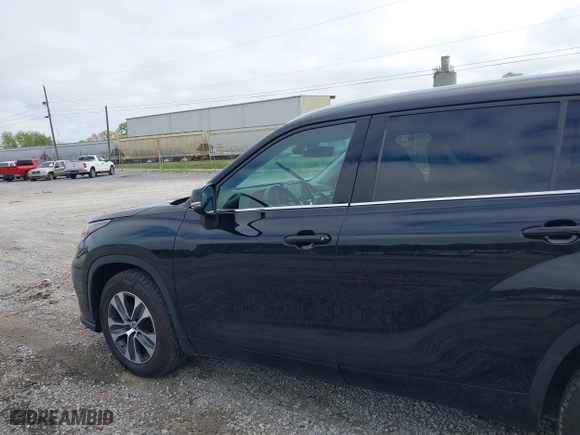 2021 Toyota Highlander XLE with VIN 5TDGZRAH3MS038077, listed as a IAAI auction lot 41886637 with 43,585 mi miles. Bid and sale history available at carsss.com. Image 15.