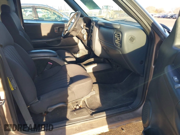 2004 Chevrolet Blazer LS z VIN 1GNDT13X74K143228, wystawiony jako IAAI lot #41761295 z przebiegiem 149 003 mil mil oraz . Historia ofert i sprzedaży dostępna na DreamBid. Obrazek 5.