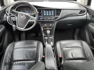 2020 Buick Encore Essence z VIN KL4CJGSB6LB044234, wystawiony jako Copart lot #48580445 z przebiegiem 94 654 mil mil oraz Szkody całkowita. Historia ofert i sprzedaży dostępna na DreamBid. Obrazek 8.