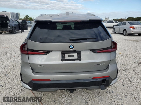 2024 BMW X1 xDrive28i z VIN WBX73EF05R5Z49203, wystawiony jako Copart lot #52685125 z przebiegiem Nie podano mil oraz Nie do naprawy • Non repairable. Historia ofert i sprzedaży dostępna na DreamBid. Obrazek 6.