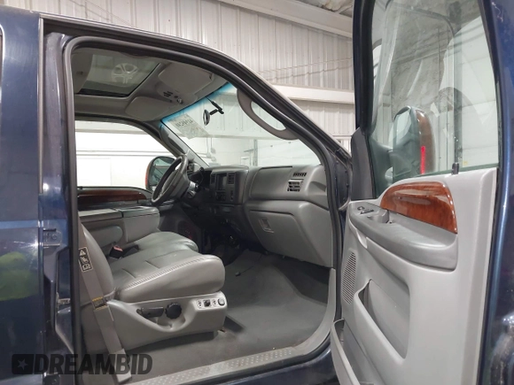 2003 Ford F-350 XL z VIN 1FTSW31P23EC99227, wystawiony jako IAAI lot #41949240 z przebiegiem 157 357 mil mil oraz . Historia ofert i sprzedaży dostępna na DreamBid. Obrazek 5.