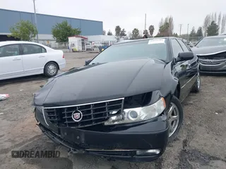 2002 Cadillac Seville Touring STS z VIN 1G6KY54982U239673, wystawiony jako IAAI lot #41657709 z przebiegiem 92 224 mil mil oraz . Historia ofert i sprzedaży dostępna na DreamBid. Obrazek 2.