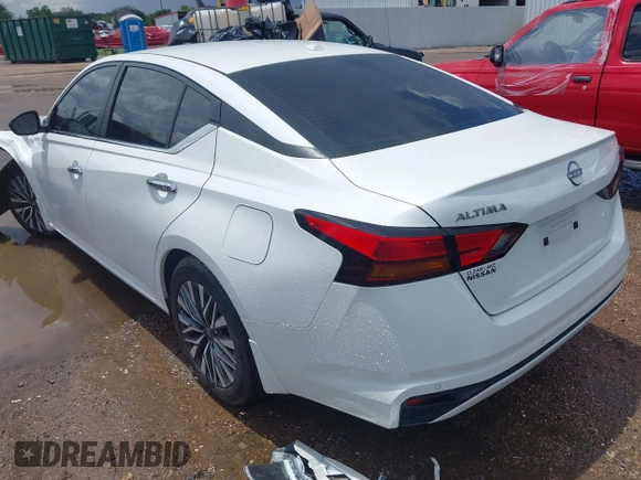 2024 Nissan Altima SV with VIN 1N4BL4DV0RN350117, listed as a IAAI auction lot 42582517 with 5,180 mi miles and . Bid and sale history available at DreamBid. Image 3.