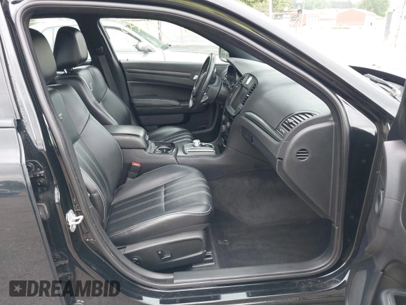 2015 Chrysler 300 S z VIN 2C3CCAGG1FH923044, wystawiony jako IAAI lot #42284945 z przebiegiem 132 681 mil mil oraz . Historia ofert i sprzedaży dostępna na DreamBid. Obrazek 5.