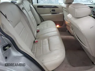 2000 Lincoln Town Car Signature with VIN 1LNHM82W2YY770068, listed as a Copart auction lot 44062385 with 109,941 mi miles and Salvage title. Bid and sale history available at DreamBid. Image 11.
