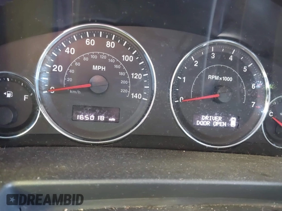 2008 Jeep Commander Sport z VIN 1J8HG48K08C180238, wystawiony jako IAAI lot #40725046 z przebiegiem 165 018 mil mil oraz . Historia ofert i sprzedaży dostępna na DreamBid. Obrazek 7.