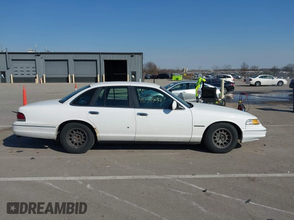 1995 Ford Crown Victoria LX с VIN 2FALP74W3SX123480, выставлен на аукционе IAAI как лот 41737431 с пробегом Не указан миль и . История ставок и продаж доступна на DreamBid. Изображение 13.