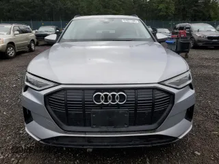 2022 Audi e-tron Premium z VIN WA1AAAGE8NB005235, wystawiony jako Copart lot #57621195 z przebiegiem 40 970 mil mil oraz Czysty tytuł • Clean title. Historia ofert i sprzedaży dostępna na DreamBid. Obrazek 5.