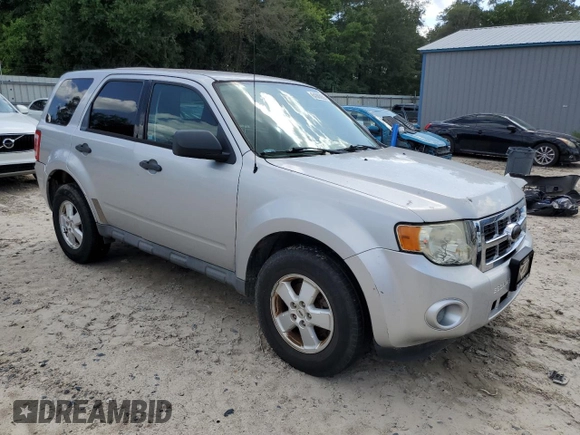 2010 Ford Escape XLS z VIN 1FMCU0C77AKC97179, wystawiony jako Copart lot #64385055 z przebiegiem 164 525 mil mil oraz Czysty tytuł • Clean title. Historia ofert i sprzedaży dostępna na DreamBid. Obrazek 4.