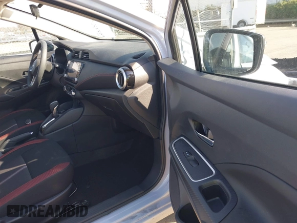 2024 Nissan Versa SR z VIN 3N1CN8FV8RL858769, wystawiony jako IAAI lot #41373294 z przebiegiem 14 128 mil mil oraz . Historia ofert i sprzedaży dostępna na DreamBid. Obrazek 5.