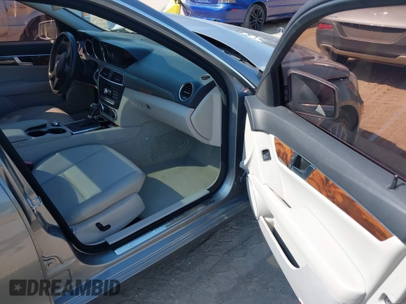 2012 Mercedes-Benz C 300 Sport с VIN WDDGF8BB9CR197914, выставлен на аукционе IAAI как лот 42187624 с пробегом 121 196 миль миль и . История ставок и продаж доступна на DreamBid. Изображение 5.