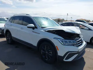 2024 Volkswagen Tiguan SE z VIN 3VV3B7AXXRM101084, wystawiony jako IAAI lot #42196649 z przebiegiem 14 447 mil mil oraz . Historia ofert i sprzedaży dostępna na DreamBid. Obrazek 1.
