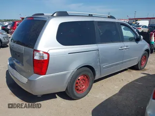 2006 Kia Sedona LX with VIN KNDMB233266036243, listed as a IAAI auction lot 41929441 with 202,851 mi miles. Bid and sale history available at carsss.com. Image 4.