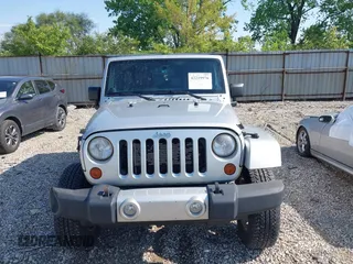 2012 Jeep Wrangler Unlimited Altitude z VIN 1C4HJWEGXCL120397, wystawiony jako IAAI lot #42219976 z przebiegiem 119 172 mil mil oraz . Historia ofert i sprzedaży dostępna na DreamBid. Obrazek 13.