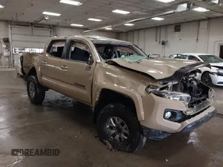 2017 Toyota Tacoma SR5 z VIN 3TMCZ5AN1HM059304, wystawiony jako IAAI lot #42310230 z przebiegiem 121 848 mil mil oraz . Historia ofert i sprzedaży dostępna na DreamBid. Obrazek 1.