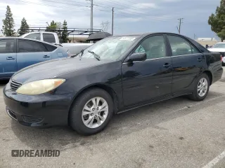 2006 Toyota Camry LE z VIN 4T1BF32K56U621741, wystawiony jako Copart lot #59577595 z przebiegiem 189 155 mil mil oraz Czysty tytuł • Clean title. Historia ofert i sprzedaży dostępna na DreamBid. Obrazek 1.