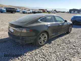 2013 Tesla Model S with VIN 5YJSA1CG7DFP07432, listed as a Copart auction lot 59695375 with 180,037 mi miles and Salvage title. Bid and sale history available at DreamBid. Image 3.