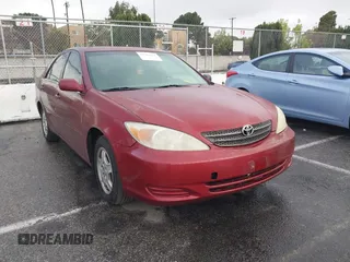 2002 Toyota Camry XLE z VIN 4T1BF30K32U018963, wystawiony jako IAAI lot #41784671 z przebiegiem 241 954 mil mil oraz . Historia ofert i sprzedaży dostępna na DreamBid. Obrazek 1.