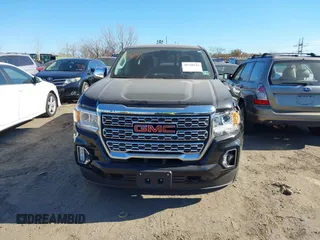 2021 GMC Canyon 4WD Denali z VIN 1GTG6EEN9M1240596, wystawiony jako IAAI lot #40760124 z przebiegiem 52 985 mil mil oraz . Historia ofert i sprzedaży dostępna na DreamBid. Obrazek 12.
