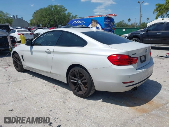 2015 BMW 4 Series 428i xDrive z VIN WBA3N5C58FK198825, wystawiony jako IAAI lot #41919172 z przebiegiem 125 421 mil mil oraz . Historia ofert i sprzedaży dostępna na DreamBid. Obrazek 3.