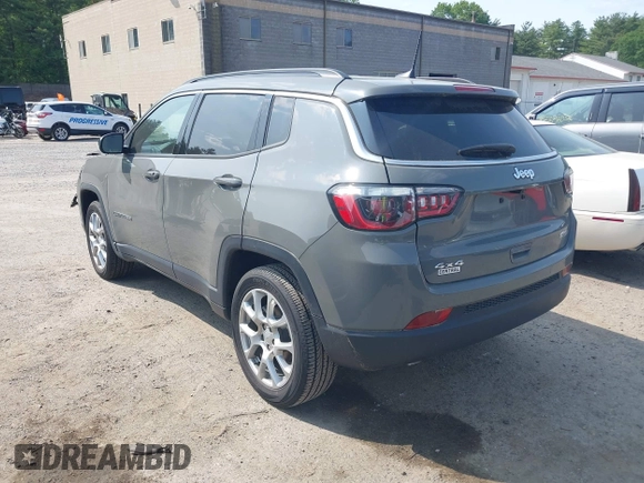 2023 Jeep Compass Latitude Lux z VIN 3C4NJDFN8PT531229, wystawiony jako IAAI lot #42383427 z przebiegiem 6 979 mil mil oraz . Historia ofert i sprzedaży dostępna na DreamBid. Obrazek 3.