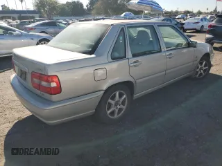 2000 Volvo S70 z VIN YV1LS61J6Y2667537, wystawiony jako Copart lot #81875774 z przebiegiem 224 087 mil mil oraz Tytuł czysty. Historia ofert i sprzedaży dostępna na DreamBid. Obrazek 3.