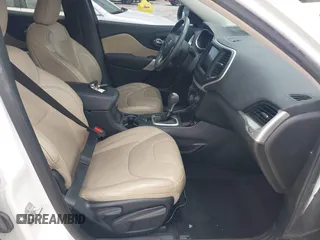 2017 Jeep Cherokee Limited z VIN 1C4PJLDB8HW596380, wystawiony jako IAAI lot #42607357 z przebiegiem 33 407 mil mil oraz . Historia ofert i sprzedaży dostępna na DreamBid. Obrazek 5.