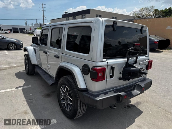 2024 Jeep Wrangler Sahara z VIN 1C4PJXEN6RW171855, wystawiony jako Copart lot #58272205 z przebiegiem 15 589 mil mil oraz Czysty tytuł • Clean title. Historia ofert i sprzedaży dostępna na DreamBid. Obrazek 3.