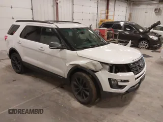 2017 Ford Explorer XLT z VIN 1FM5K8D83HGA30672, wystawiony jako IAAI lot #42209007 z przebiegiem 82 988 mil mil oraz . Historia ofert i sprzedaży dostępna na DreamBid. Obrazek 1.