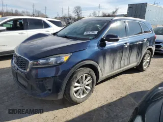 2019 Kia Sorento L z VIN 5XYPG4A32KG463068, wystawiony jako Copart lot #89367895 z przebiegiem Nie podano mil oraz Szkoda całkowita • Salvage title. Historia ofert i sprzedaży dostępna na DreamBid. Obrazek 1.