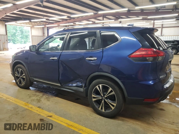 2017 Nissan Rogue SV z VIN JN8AT2MV7HW013127, wystawiony jako Copart lot #56920665 z przebiegiem 131 116 mil mil oraz Szkoda całkowita • Salvage title. Historia ofert i sprzedaży dostępna na DreamBid. Obrazek 2.