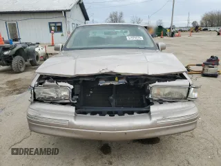 1995 Lincoln Town Car Executive z VIN 1LNLM81W4SY748883, wystawiony jako Copart lot #51976375 z przebiegiem 123 506 mil mil oraz Szkody całkowita. Historia ofert i sprzedaży dostępna na DreamBid. Obrazek 5.