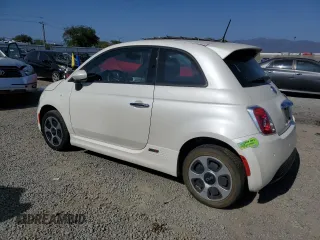 2017 FIAT 500e z VIN 3C3CFFGE5HT515272, wystawiony jako Copart lot #58271005 z przebiegiem 47 663 mil mil oraz Tytuł czysty. Historia ofert i sprzedaży dostępna na DreamBid. Obrazek 2.