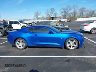 2017 Chevrolet Camaro 1LT z VIN 1G1FB1RX5H0103123, wystawiony jako IAAI lot #41801944 z przebiegiem 179 495 mil mil oraz . Historia ofert i sprzedaży dostępna na DreamBid. Obrazek 13.