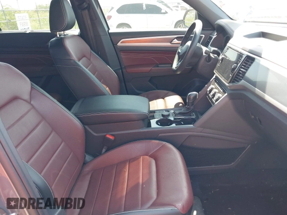 2023 Volkswagen Atlas SEL Premium R-Line z VIN 1V2FE2CA1PC218595, wystawiony jako IAAI lot #42223877 z przebiegiem 48 477 mil mil oraz . Historia ofert i sprzedaży dostępna na DreamBid. Obrazek 5.