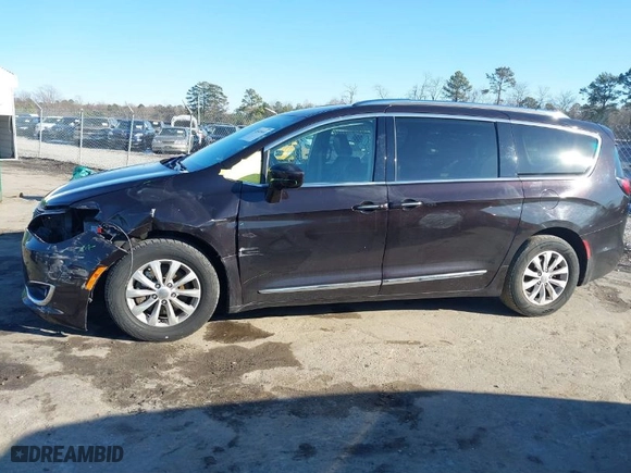 2018 Chrysler Pacifica Touring L with VIN 2C4RC1BG3JR124169, listed as a IAAI auction lot 41645651 with 81,922 mi miles. Bid and sale history available at carsss.com. Image 14.