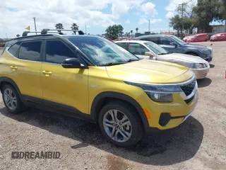 2022 Kia Seltos S z VIN KNDEUCAA4N7237298, wystawiony jako IAAI lot #42243590 z przebiegiem 49 246 mil mil oraz . Historia ofert i sprzedaży dostępna na DreamBid. Obrazek 1.