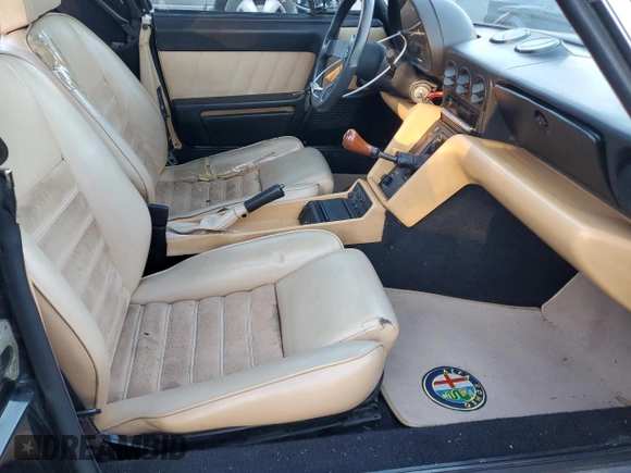 1991 Alfa Romeo Spider z VIN ZARBB32G1M6007546, wystawiony jako Copart lot #79666614 z przebiegiem 72 567 mil mil oraz Czysty tytuł • Clean title. Historia ofert i sprzedaży dostępna na DreamBid. Obrazek 10.