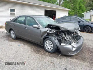 2005 Toyota Camry LE z VIN 4T1BE30K45U511395, wystawiony jako IAAI lot #42203361 z przebiegiem 188 665 mil mil oraz . Historia ofert i sprzedaży dostępna na DreamBid. Obrazek 1.