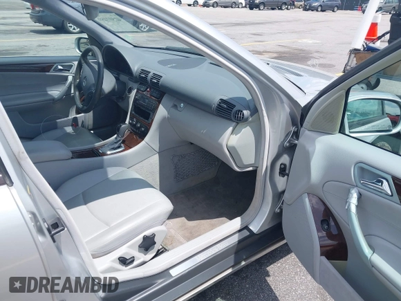 2002 Mercedes-Benz C 230/260/280/320 z VIN WDBRF61J92F276921, wystawiony jako IAAI lot #42507459 z przebiegiem 120 560 mil mil oraz . Historia ofert i sprzedaży dostępna na DreamBid. Obrazek 5.