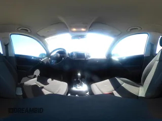 2017 Volkswagen Tiguan S z VIN WVGBV7AX8HK049943, wystawiony jako IAAI lot #42055240 z przebiegiem 113 330 mil mil oraz . Historia ofert i sprzedaży dostępna na DreamBid. Obrazek 19.