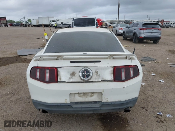 2012 Ford Mustang Premium z VIN 1ZVBP8AM6C5211096, wystawiony jako IAAI lot #41871346 z przebiegiem 236 649 mil mil oraz . Historia ofert i sprzedaży dostępna na DreamBid. Obrazek 17.