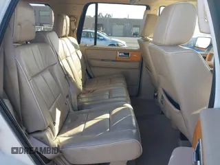 2008 Lincoln Navigator z VIN 5LMFU28538LJ10893, wystawiony jako IAAI lot #42204037 z przebiegiem 138 229 mil mil oraz . Historia ofert i sprzedaży dostępna na DreamBid. Obrazek 8.