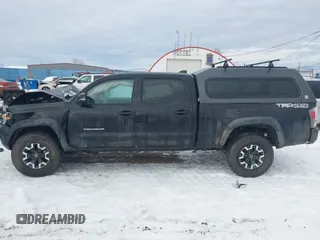 2023 Toyota Tacoma SR5 z VIN 3TMDZ5BN3PM169160, wystawiony jako IAAI lot #41276992 z przebiegiem 5 228 mil mil oraz . Historia ofert i sprzedaży dostępna na DreamBid. Obrazek 15.