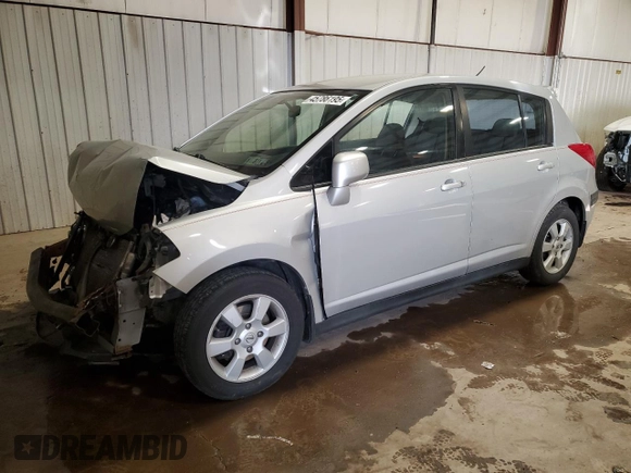 2007 Nissan Versa SL z VIN 3N1BC13E97L459864, wystawiony jako Copart lot #45786195 z przebiegiem Nie podano mil oraz Szkoda całkowita • Salvage title. Historia ofert i sprzedaży dostępna na DreamBid. Obrazek 1.