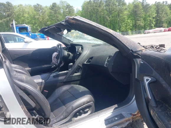 2015 Chevrolet Corvette Z06 2LZ z VIN 1G1YS2D64F5605330, wystawiony jako IAAI lot #42059620 z przebiegiem Nie podano mil oraz . Historia ofert i sprzedaży dostępna na DreamBid. Obrazek 5.